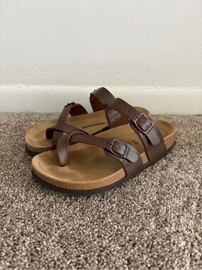 Women’s Brown Double-Buckle Toe-Loop Sandals